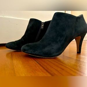 7.5 Vince Camuto Navy suede heeled booties